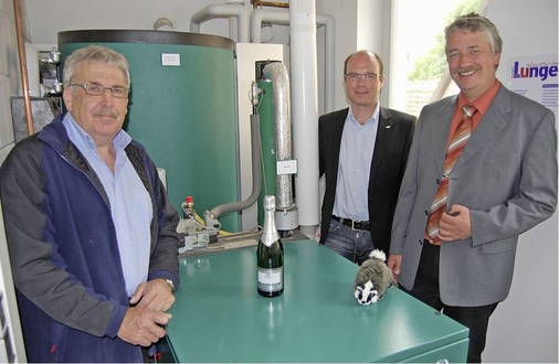 Abb. 3 Vor Ort bei der Energieerzeugung vor Ort (v.l.): Reinhard Streng, Bürgermeister von Langenfeld, ­Harald Stark, Niederlassungsleiter Mittelfranken vom SenerTec Center Mainburg und Herbert Lungert, sein Handwerksbetrieb für Haustechnik hat das Dachs-Mini-BHKW in der Dorflinde installiert.