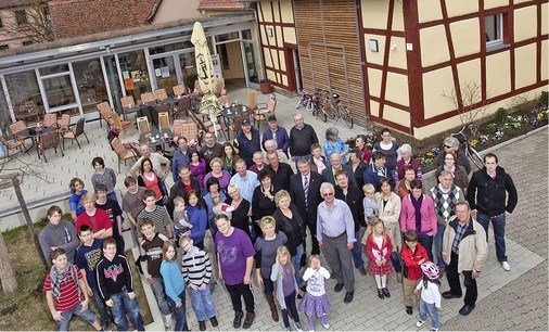 Abb. 2 Ehrenamtliche Mitarbeiter und eine Teilzeitkraft setzen die Idee des Mehrgenerationenhauses mit Fahr- und Betreuungsdiensten, Ausflügen und Bildungskursen um.