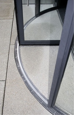 Abb. 4 Niveaugleicher Übergang, Eingang zur NRW-Bank Münster.