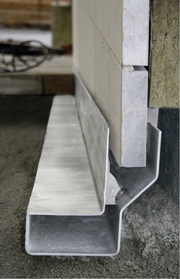 Abb. 3 Fassadenrinne für Steinfassade der NRW-Bank Münster.