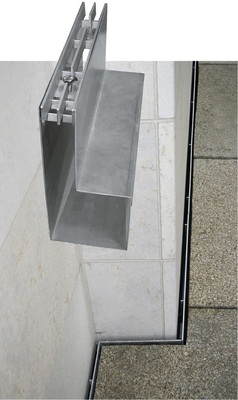 Abb. 5 Fassadenrinne mit aufgeständerter V2A-Längsabdeckung bei der NRW-Bank Münster.