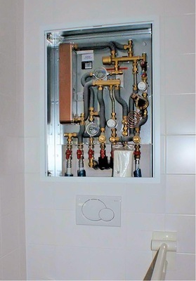 Abb. 3 Die Logotherm-Wohnungsstationen wurden platzsparend in die Installationswand integriert. Die Trinkwassererwärmung erfolgt im Durchflussprinzip.