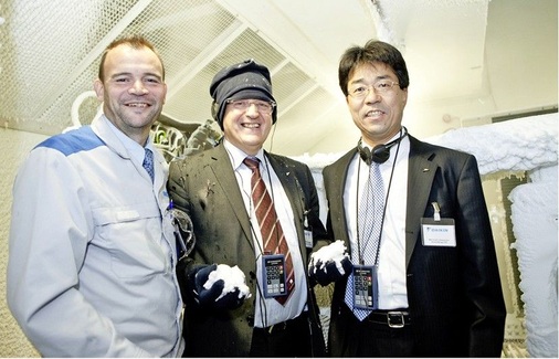 Abb. 5 Eröffnung des ­European Development ­ Centers von Daikin im November 2011. In den Testräumen können alle Klimabedingungen der 27 europäischen Länder simuliert werden. Bart Teerlynck, Deputy General Manager European Development Center; Frans Hoorelbeke, Chairman, Member of the Board; Shinichi Nakaishi, General Manager European Development Center (v.l.).