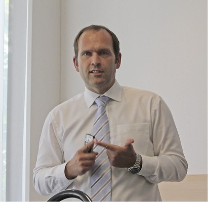 Abb. 6 Gunther Gamst: „Wir wollen bei der politischen Einflussnahme mitarbeiten, um die ganze Branche zu unterstützen. Ein Schwerpunkt im Bereich der Normen und Richtlinien wird es sein, eine VRF-Norm mit Auslegungs-Grundlagen festzulegen. Es kann nicht sein, dass die VRF-Technik mit ihren enormen Potenzialen derzeit bei den gängigen ­Berechnungsverfahren kaum berücksichtigt wird.“