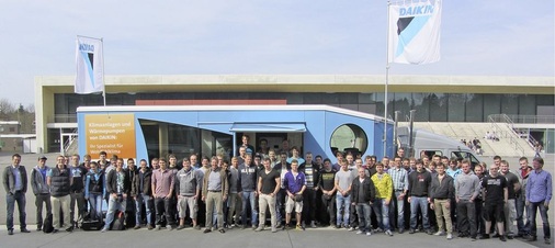 Abb. 7 Daikin hat 2012 eine Personalmarketing-Offensive gestartet: Mit verschiedenen Maßnahmen an Fachhochschulen, Kältefach- und Berufsschulen baut Daikin Airconditioning Germany sein Engagement für den Nachwuchs in der Kälte- und Klimabranche aus. Bei regelmäßigen Informationstagen an Berufsschulen berichten Mitarbeiter des Unternehmens über Branchen- und Techniktrends. Ziel ist es, den Schülern, Studenten und Umschülern einen Einblick in neueste Technologien zu geben, die sie auf ihrem zukünftigen beruflichen Weg begleiten werden. Weitere Infos: Webcode 368966