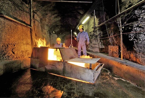 Abb. 5 Brandversuch im HagerbachVersuchsstollen mit einem Dummy-Fahrzeug im Maßstab 1 : 10.