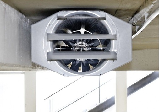 Abb. 5 Jet-Ventilatoren nehmen im Durchschnitt nur 0,5 % der Deckenfläche einer Parkgarage ein. Im Gegensatz zu Kanalsystemen müssen auch keine Unterzüge und Trassen überwunden werden. Auch lassen sich durch die dynamische Steuerung der Lüfter (Drehzahl und Schubrichtung) Fluchtwege wirkungsvoll rauchfrei halten. - © Systemair
