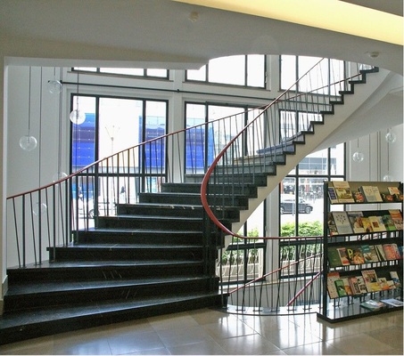 Abb. 2 Die Umbau- und Sanierungsarbeiten im Hertener Rathaus sind erfolgreich abgeschlossen. Wertvolle Relikte der Vergangenheit, wie der ­Treppenaufgang, wurden ­liebevoll bewahrt. Da auch markante ­Bauelemente, wie die Flur-Innen­türen im Stil der 1950er-Jahre rekonstruiert wurden, nehmen Bürger, die das modernisierte ­Rathaus be­treten, nur einen Bruchteil der Veränderungen war.