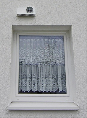 Abb. 5 Das nun gut gedämmte Gebäude wurde wohnungsweise mit Lüftungsanlagen ausgestattet. Die Zu- und Fortluftöffnungen befinden sich über den Küchenfenstern. Die Lüftungsanlagen werden bei einer Branddetektion der Funkrauchmelder in den Wohnungen über die Gebäudeleittechnik ­ausgeschaltet.