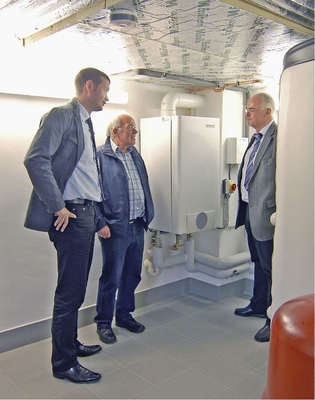 Abb. 7 Drei der Verantwortlichen vor dem EcoGen WGS (v.r.): Folker Naumann, Geschäfts­führer der Wohnungsbaugenossenschaft, ­Architekt Dietmar Roland und David Heinemann vom GC-Fachgroßhändler Schedler KG.