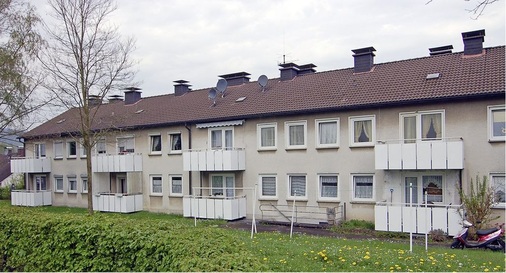 Abb. 6 Direkt neben dem Pilotprojekt der Wohnungsgenossenschaft im Kreis Olpe Südsauerland eG befindet ein derzeit noch unsaniertes, ­nahezu identisches Wohngebäude. ­Bundesweit warten von diesem Typ noch viele tausend Gebäude auf eine energetische Ertüchtigung.