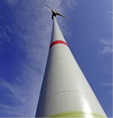 Abb. 2 Stephan Kohler: „Der Ausbau der regene­rativen Energien läuft viel schneller als es die ­gesteckten Ziele erfordern.“ Windkraftanlage mit 138 m Nabenhöhe in Franken.