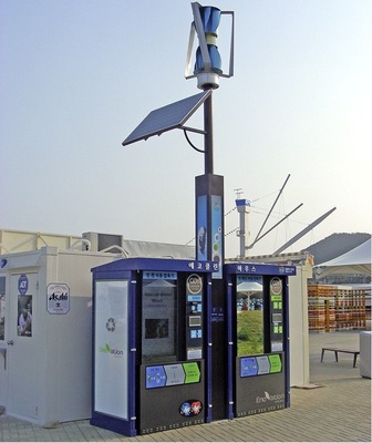 Abb. 4 Stephan Kohler: „Photovoltaik-Anlagen in Wohngebieten könnten den nächstliegenden Supermarkt mit Strom versorgen.“ Getränke­kühlautomat mit Kleinwindanlage und PV-Modul in Südkorea.