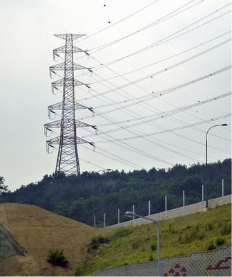 Abb. 3 Stephan Kohler: „Bis auf wenige Ausnahmen müssen die Netze ausgebaut werden, trotz Effizienzmaßnahmen und Dezentralisierung der Energieversorgung.“ Hochspannungsmast in Südkorea. - © Margot Dertinger-Schmid
