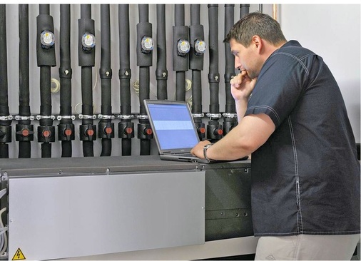 Abb. 5 Auf der Chillventa 2012 zeigt Mitsubishi Electric eine Lösung, die Kältemittel und Wasser kombiniert. Im Bürogebäude des Herstellers ist ­bereits ein Prototyp im Einsatz.