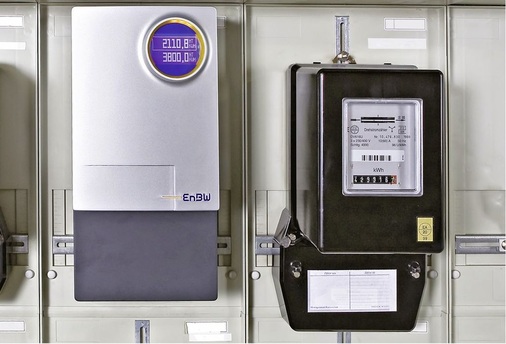 Abb. 3 Alter Stromzähler (rechts) und ein Smart Meter: Auf der Basis zeit- und lastvariabler Tarife lassen sich mit bestehenden Eisspeichern neue Geschäftsmodelle zur Nutzung überschüssiger Stromkontingente aus erneuerbaren Energien entwickeln. - © EnBW
