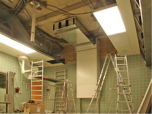 Abb. 4 Montage eines Umluft-Wandfiltermoduls und der Umluftkanalleitung inklusive ­Absperrklappen und Schalldämpferelement.