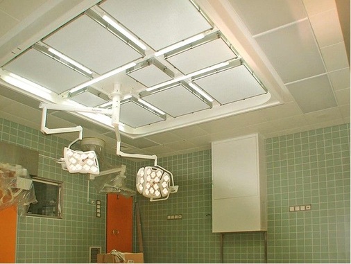 Abb. 3 Die OP-Zuluftfilterdecke mit integriertem HEPA-Filter und einer Hintergrundbeleuchtung mit LED-Technik.
