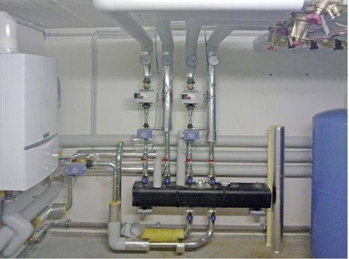 Abb. 3 Die vorherige Nahwärmeversorgung der ­einzelnen Wohngebäude wurde auf­gegeben und jeweils eine eigene Heizzentrale mit Brennwertheizkessel installiert. Zusätzlich wurde auf den ­Gebäuden eine thermische Solaranlage installiert.