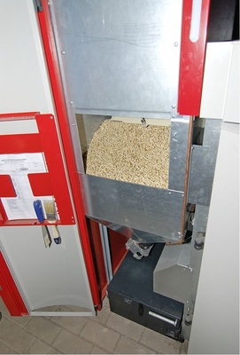 Abb. 9 Die Windhager-Heizkessel aus der BioWINSerie verfügen über einen Vorratsbehälter, der zu definierten Zeiten gefüllt wird. - © Windhager, Meitingen
