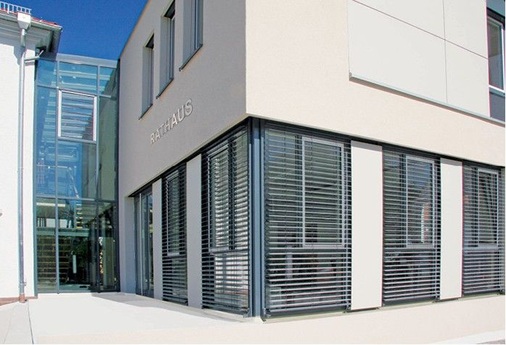 Abb. 2 …wurde mit dem über eine Glasfuge ­angebunden Neubau…