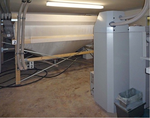 Abb. 5 In zwei raumhohen ÖkoFEN-Gewebetanks ­lagern insgesamt ca. 10 t Holzpellets, die…