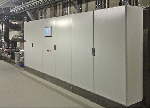 Abb. 2 Basierend auf zwei Siemens S7Steuerungen ver­bindet die Gebäude­automation die ­Gewerke Badewasser, ­Heizung, Lüftung und Sanitär.