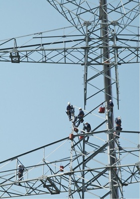 Die Beliebigkeit von Stromeinspeisungen aus Windkraft- und Photovoltaik-Anlagen bringt die Netzbetreiber in Bedrängnis. Leitungsarbeiten beim Netzanbieter Tennet - © Tennet
