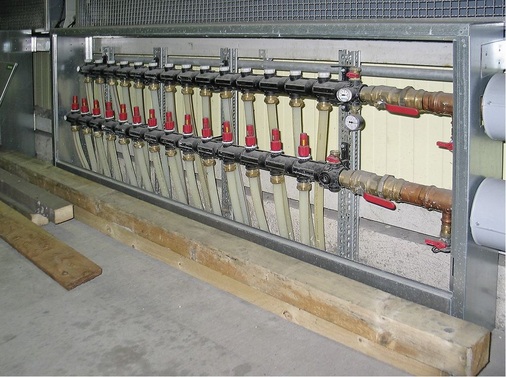 Abb. 5 Die Industrieflächenheizung in der Poolrinnen-Zustellhalle kühlt den vorhandenen Fernwärmerücklauf aus. Dadurch ergeben sich sehr geringe Betriebskosten für den Heizbetrieb. Die Frostsicherheit ist auch bei einer ­längeren Unterbrechung der Wärmezufuhr gewährleistet.