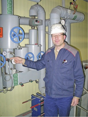 Abb. 4 Dipl.-Ing. (FH) Markus Kauling, M.Sc., zieht nach zwei sehr strengen Wintern mit Frost bis zu —15 °C eine mehr als positive Bilanz. „Der planerische und bautechnische Aufwand, in eine für uns neue und simulationstechnisch nicht zu erfassende Anlage zu investieren, hat sich mehr als gelohnt.“ Kauling ist bei der ThyssenKrupp Steel Europe AG in Duisburg im Bereich Energieversorgung als Senior Engineer verantwortlich für den Bereich Wärme- und Dampfversorgung sowie Abwärmeprojekte.