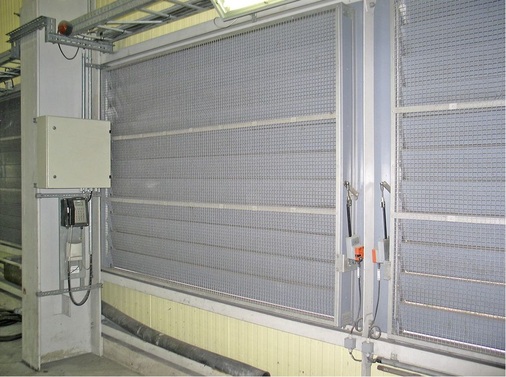Abb. 3 Frischluft­öffnungen: Zum Ableiten der ­Abgase während der Austrocknung der neu ausgekleideten Poolrinnen ist die Halle an beiden Längsseiten sowie im Decken­bereich mit groß­flächigen, elektrisch betriebenen Jalousieklappen ausgestattet.