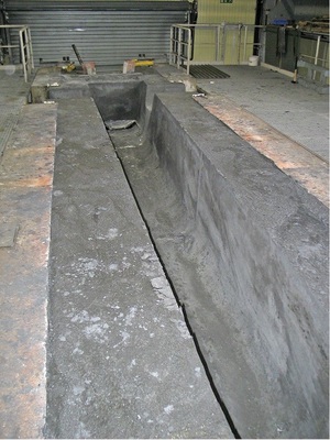 Abb. 2 Poolrinnen werden in der Stahlproduktion ­benötigt, um nach dem ­Abstechen das flüssige, 1500 °C heiße Roheisen aus dem Hochofen ­ablaufen zu lassen. In der Poolrinnen-Zustellhalle werden sie ­repariert.