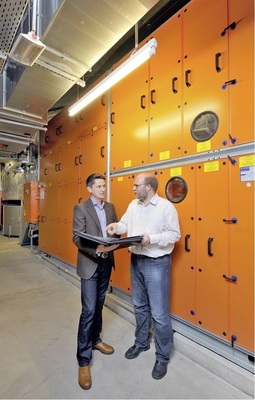 Abb. 2 Marcus Käbe (links), Vertriebsleiter NRW bei Menerga, und Markus Rasch vom Planungsbüro DTF besprechen das Regelungskonzept der großen Lüftungsgeräte für die Wettkampf-Schwimmhalle.