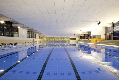 Abb. 3 Das wettkampftaugliche 50-m-Becken ist das Größte des Westfalenbads. Im Jahresmittel ist hier ein Luftvolumenstrom von 42800 m3/h erforderlich. Die Konditionierung der Schwimmhallenluft erfolgt über in Achse geschaltete Komfort-Klimageräte.