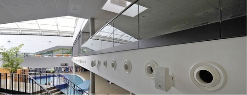 Abb. 5 Die Luftauswurfdüsen für das Attraktionsbecken wurden unterhalb der Empore für das Restaurant angeordnet.