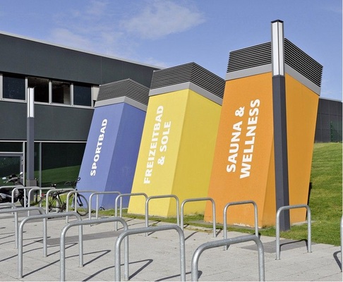 Optisch aufgewertet: Einhausungen für das Ansaugen der Außenluft vor dem Eingang des Westfalenbads.