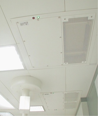 Abb. 3 Umluft-Deckenmodule schränken die Bewegungsfreiheit im Operationsraum durch den Einbau in die Zwischendecke nicht ein.