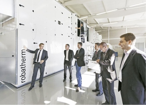 Abb. 1 Das erste RLTGerät mit einem Nennluftvolumenstrom von 47750 m3/h für das P&T-Datacenter in Betzdorf. Geräte­abnahme und messtechnische Überprüfung mit dem Kunden im robatherm-Werk in Burgau.