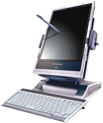 Abb. 7 Nur mit der entsprechenden Zusatz­ausstattung kann man Tablet-PCs notfalls als temporären Büroarbeitsplatz nutzen. - © Fujitsu
