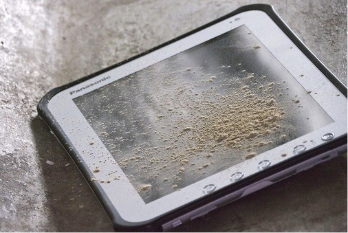 Abb. 8 Baustellen­taugliche Tablet-PCs vertragen sogar ­Regen, Sand oder Zementspritzer.