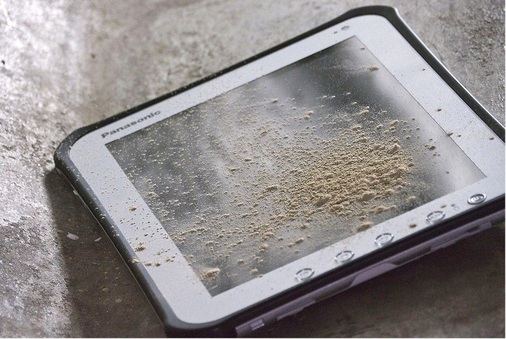 Abb. 8 Baustellen­taugliche Tablet-PCs vertragen sogar ­Regen, Sand oder Zementspritzer. - © Panasonic
