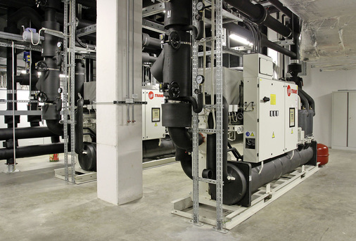 Abb. 8 Von den beiden Kältemaschinen wird ganzjährig sowohl das kalte wie auch das warme Ende genutzt. Ziel ist jedoch, einen möglichst hohen Anteil an adiabatisch erzeugter Kälte in das System einzukoppeln, überschüssige Abwärme bereits auf der kalten Seite der Kältemaschine in die freie Kühlung abzuzweigen und die nutzbare Abwärme auf einem möglichst niedrigen Kühlwassertemperaturniveau zur Nacherwärmung der Zuluft zu nutzen.