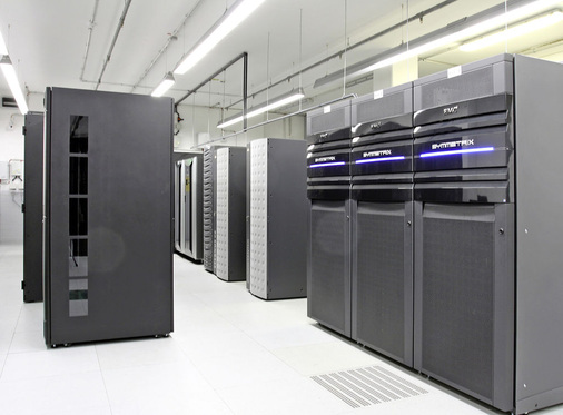 Abb. 6 Das Rechen­zentrum ist Energieverbraucher (Kälte) und Energielieferant (Abwärme und Kondensatorwärme) ­zugleich. Redundanz und Betriebssicherheit sind beim GSWT-Kreislaufverbundsystem bedeutend höher als bei konventionellen Systemen.