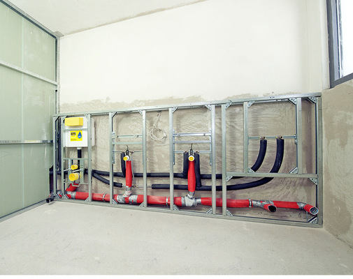 Abb. 2 Hohe Ausführungssicherheit, ­beispielsweise beim Schallschutz, gewann TGA-Fachplaner Peter Quellmalz durch den konsequenten Einsatz der Viega-System­technik; im Bild das Vorwandsystem ­Steptec mit dem zu­gehörigen 2-Mengen-Spülkasten sowie dem Rohrleitungssystem Raxofix für die Trinkwasserinstallation.