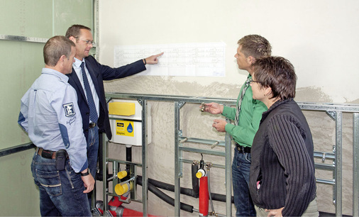 Abb. 3 Planungsdetails können — statt kostentreibend — sogar verkaufsfördernd sein, so TGA-Fachplaner Peter Quellmalz im Gespräch mit Viega-Planerberater Oliver Schroth, Viega-Verkaufsberater Tobias Haas und Bauherrin Martina Hug (v.l.).