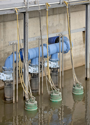 Abb. 4 Das Regenwasser wird in drei offenen Reten­tionsbecken gesammelt und kontrolliert vom ­Gelände geleitet. Hierfür kommen insgesamt zwölf Pumpen vom Typ Wilo EMU FA20 und FA30 zum Einsatz, die je Pumpe bis zu 900 m3/h fördern. - © Wilo
