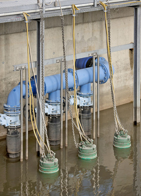 Abb. 4 Das Regenwasser wird in drei offenen Reten­tionsbecken gesammelt und kontrolliert vom ­Gelände geleitet. Hierfür kommen insgesamt zwölf Pumpen vom Typ Wilo EMU FA20 und FA30 zum Einsatz, die je Pumpe bis zu 900 m3/h fördern.