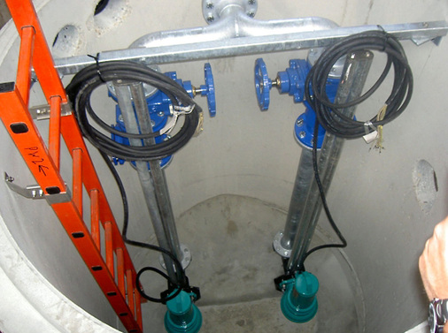 Abb. 3 Produktions­bedingt fallen bei der Papierherstellung große Mengen Ab­wasser an. Für diese und die Abwässer aus den Sanitärbereichen wurde auf dem Ge­lände von Palm Papers ein eigenes Klärwerk errichtet. Die Ab­wasserentsorgung aus den Gebäuden ­erfolgt mit Tauch­motorpumpen vom Typ Wilo-EMU FA.