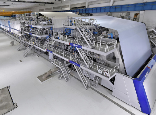 Abb. 2 In dem neuen Betriebsgebäude steht eine der weltweit größten und leistungsfähigsten ­Zeitungsdruckpapier-Maschinen. Sie hat eine Kapazität von 400000 t/a Zeitungsdruckpapier aus 100 % Altpapier und produziert auf einer Arbeitsbreite von 10,63 m rund 2000 lfdm/min. - © Wilo

