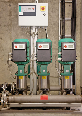 Abb. 7 Im Sanitärbereich sorgt die drehzahlgeregelte Druckerhöhungsanlage Comfort Vario mit vier Pumpen für den benötigten Trinkwasserdruck im Gebäude. - © Wilo

